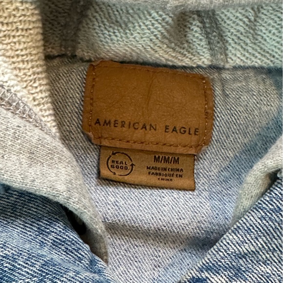 🔆 AMERICAN EAGLE Cropped Raw Hem Hooded Distressed Denim Jean Jacket Size Medium - Picture 5 of 10